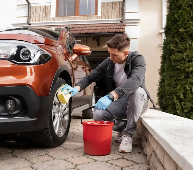 Lavage auto à domicile Saint-Georges-d'Orques : professionnel intervenant sur un véhicule
